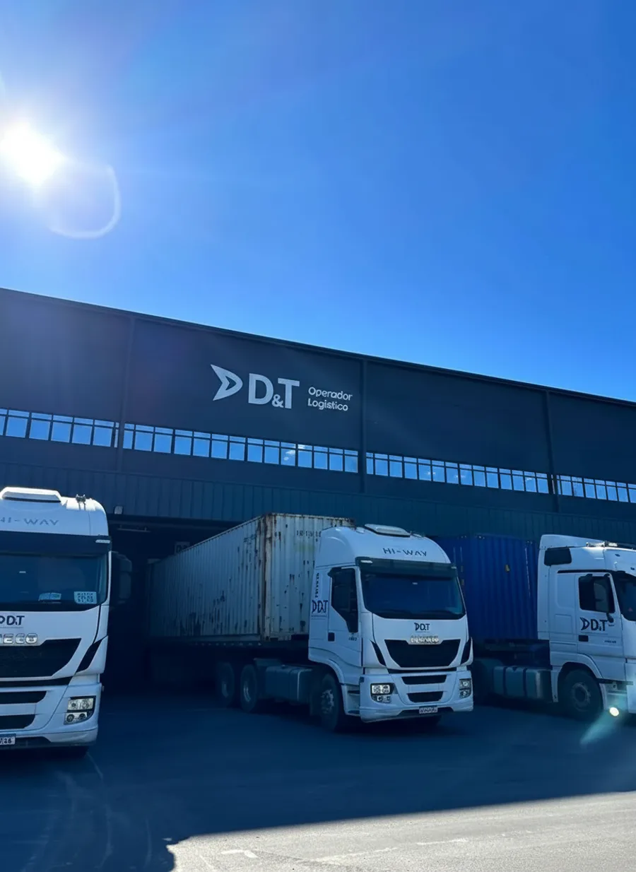Frota D&T carregando contêineres no armazém