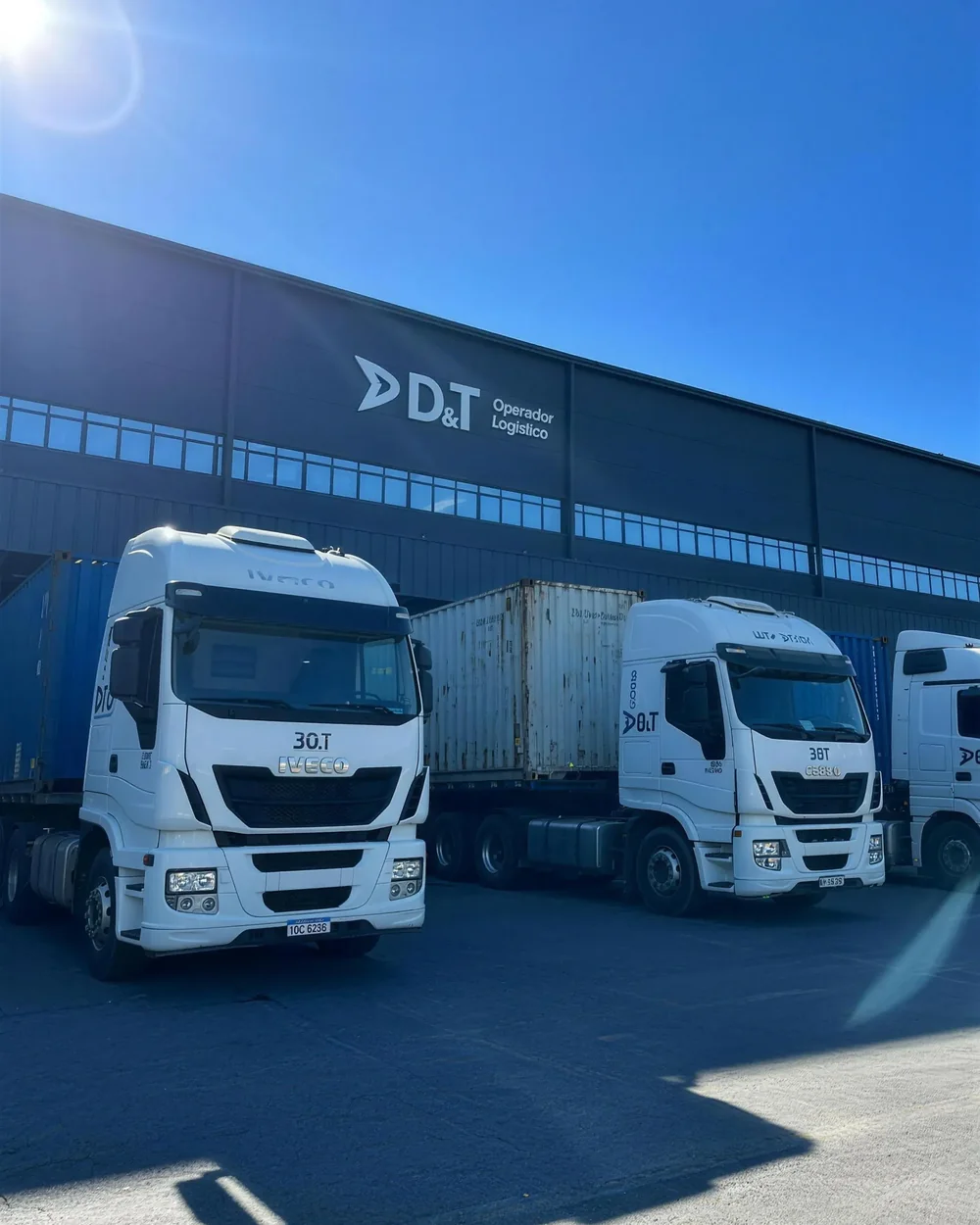 Frota própria da D&T em frente ao armazém, em Itapoá/SC